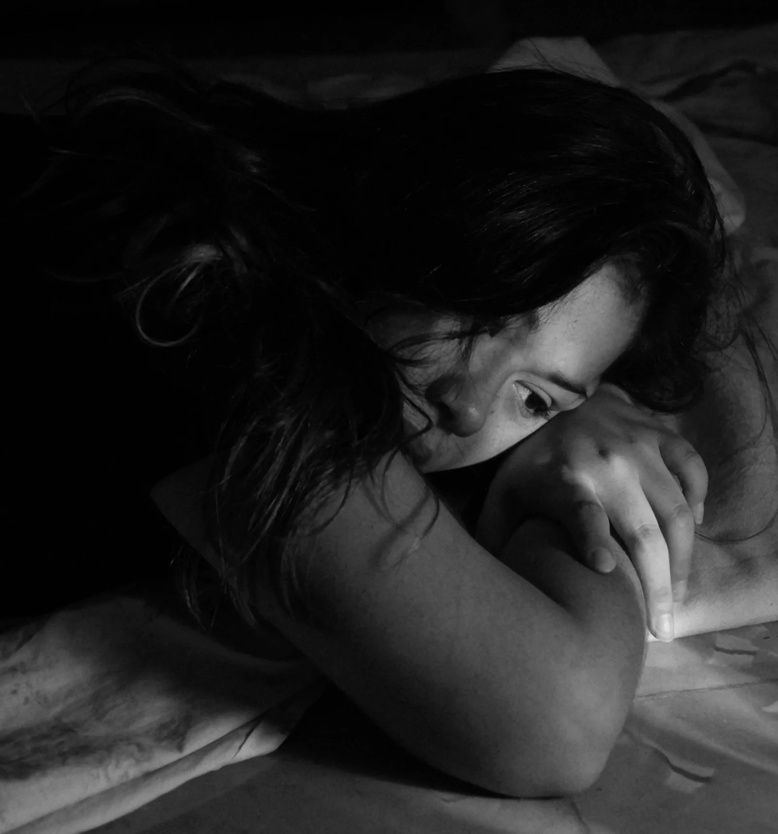 Mulher deitada de bruço triste ou chateada
