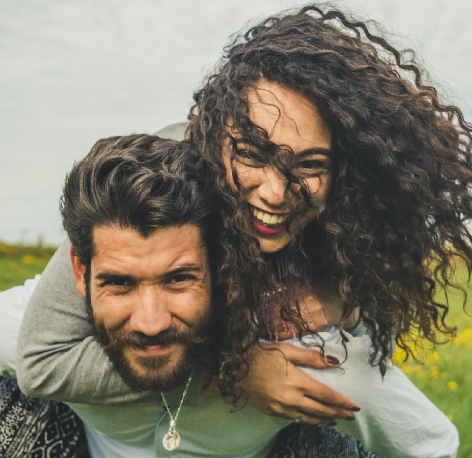 Casal abraçados sorrindo